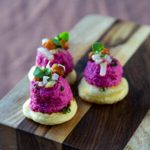 Blinis, hummus de remolacha, hinojo, ciboulette