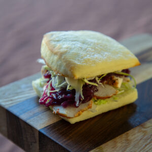 Ciabatta, pollo marinado, cebolla morada, capuchina, cherry confitado, alioli de morrón