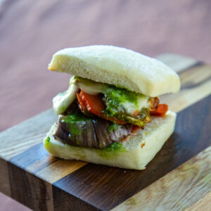 Ciabatta, vegetales grillados, queso fontina, pesto de tomates secos