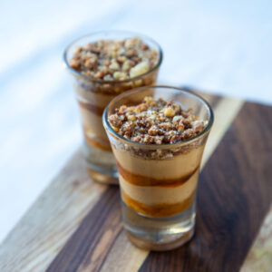 Cremoso de dulce de leche, banana y praliné de frutos secos
