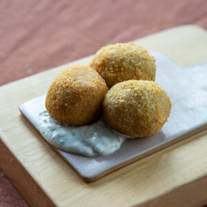 Croqueta de brócoli, crema de queso azul