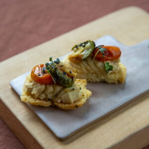 Crostini, hummus, tomate asado, berenjena