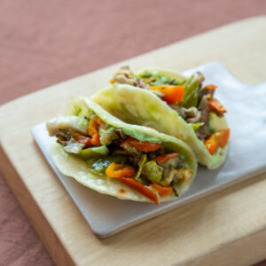 Fajita de verduras al wok, emulsión de morrón