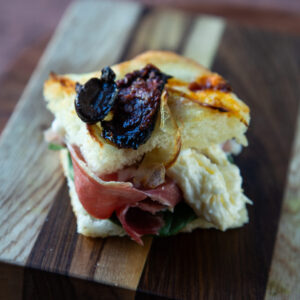 Focaccia, jamón crudo, burrata, pesto de tomates secos, espinaca(1)
