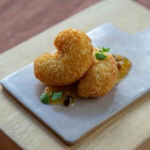 Langostino con panko, emulsión de maracuyá picante