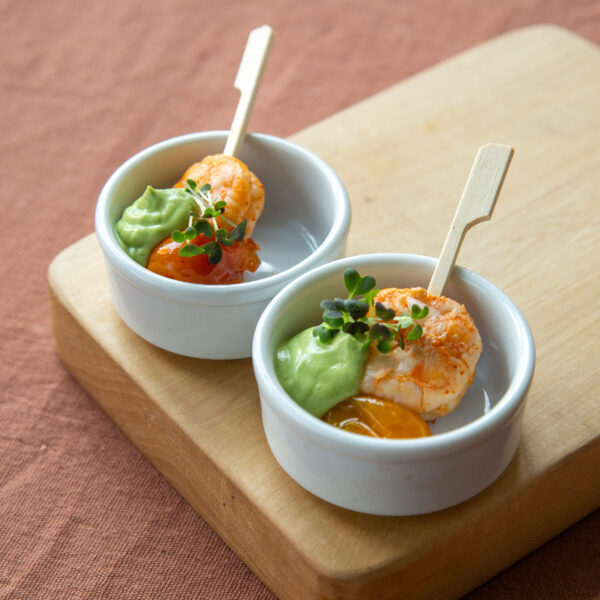 Langostinos, cherrys confitados, emulsión de palta y cracker de sésamo
