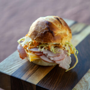 Pan de campo, lomito a las hierbas, queso ahumado, coleslaw, emulsión de pimientos amarillos