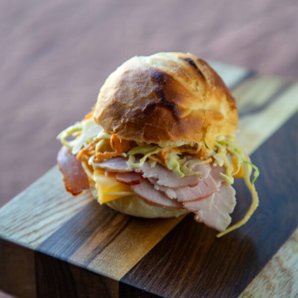 Pan de campo, lomito a las hierbas, queso ahumado, coleslaw, emulsión de pimientos amarillos