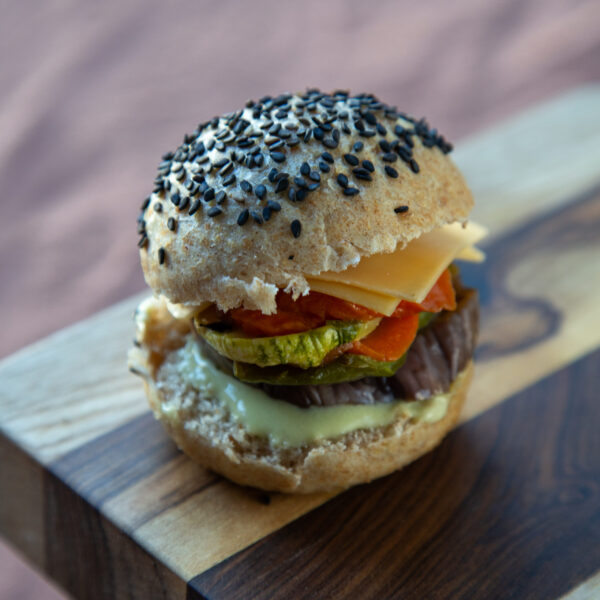 Pan integral con semillas, vegetales grillados, fontina y alioli de pimientos