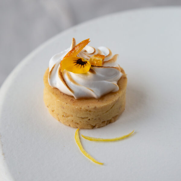 Sableé de Almendra con Curd de Mandarina, Merengue y Hilos de Limón