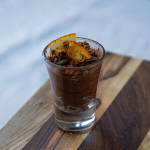 Triffle de chocolate, avellanas y crumble de cafe