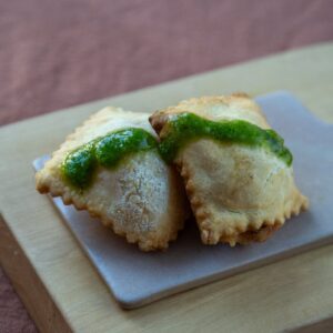 Raviol frito de panceta, morrón y mozzarella, pesto genovés