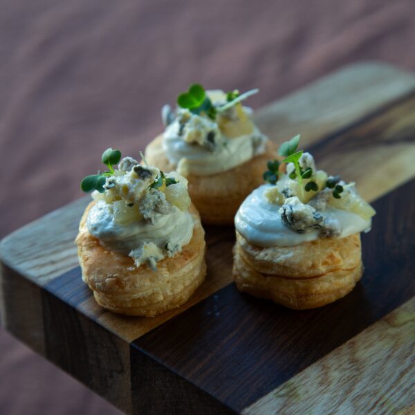 Vol au vent, queso brie, chutney de manzana, garrapiñada de girasol - Image 4