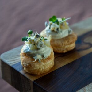 Vol au vent, queso brie, chutney de manzana, garrapiñada de girasol