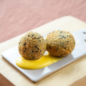 Croqueta de hongos con crema de azafrán