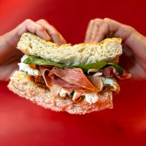 Combo 2: Focaccia XL de jamón crudo y burrata con papas rusticas con pesto y alioli