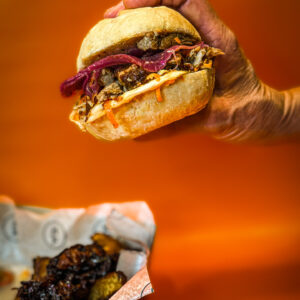 Combo 4: Pan de campo XL de bondiola braseada a la barbacoa con papas