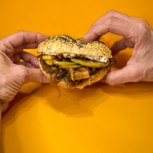 Combo 1: Bagel XL de queso azul con bastones de batata